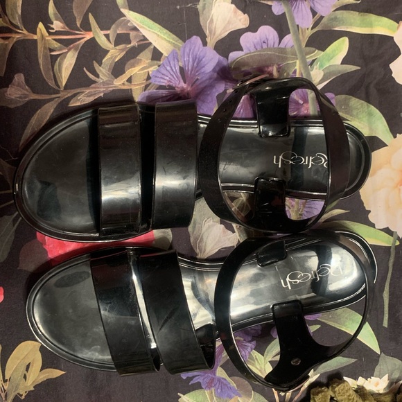 Woman’s black jelly sandals 👡 - Picture 2 of 5